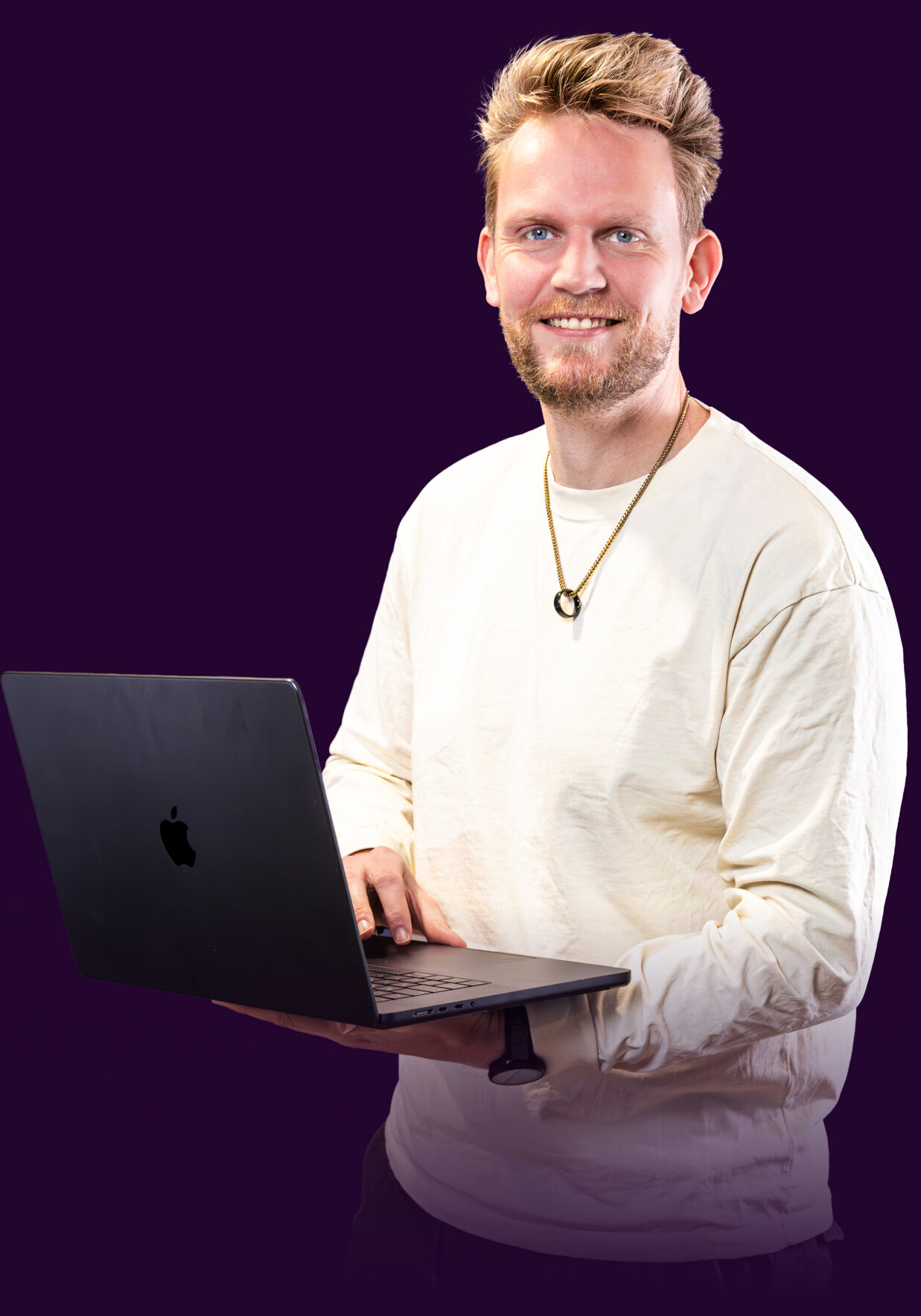 Johan Dijkstra, eigenaar van Scrolla!, met een laptop in zijn hand.