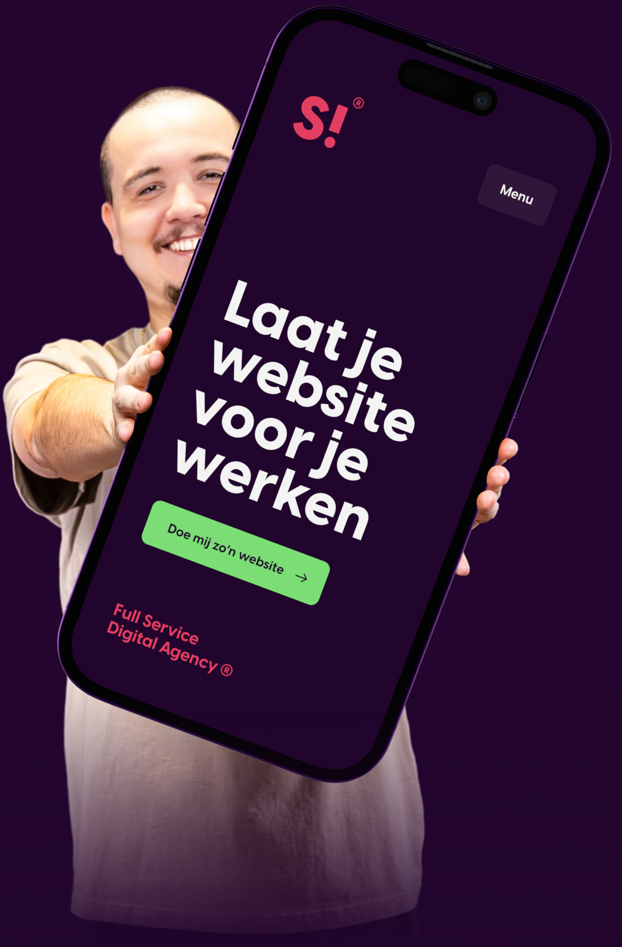 Steffen Lautenbach met een vergrote mock-up van een mobiele telefoon met daarop de nieuwe website van Scrolla!